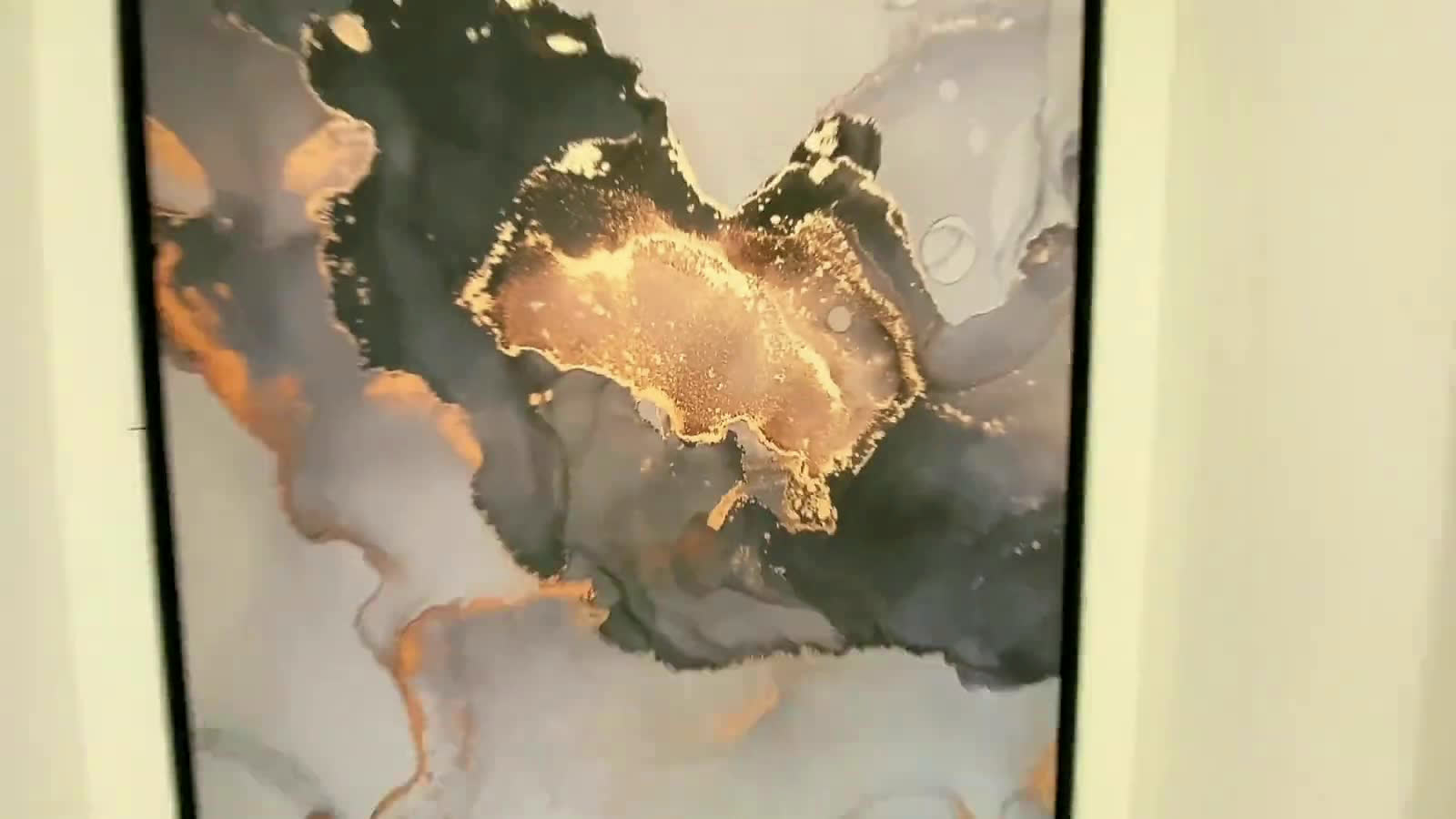 Mermer kaplı geçiş holü ve sanat eseri duvarı